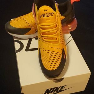 Mens size 10 Nike AirMax 270 sneakers - Orange